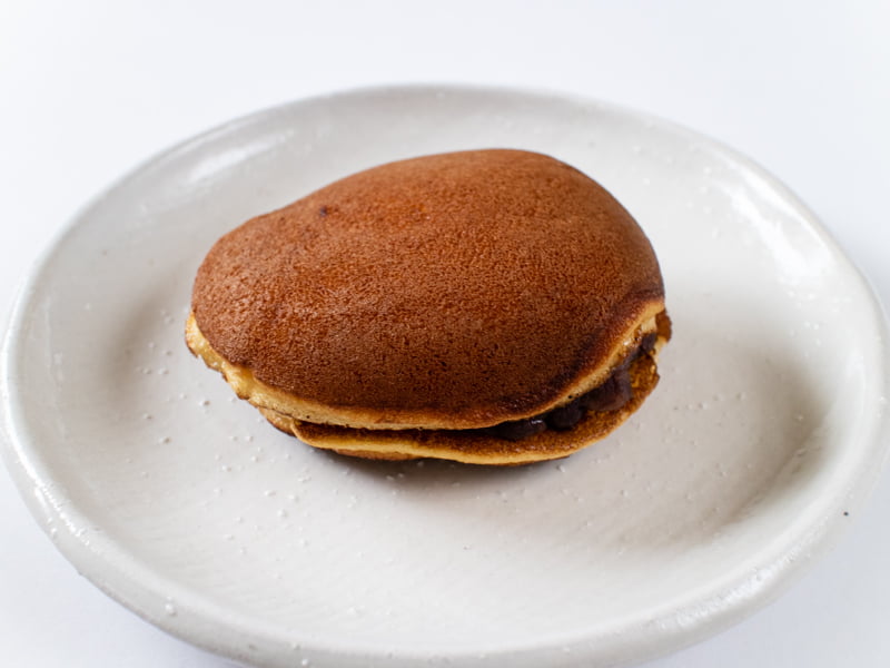 巌邑堂・どらやきお皿に乗せたところ