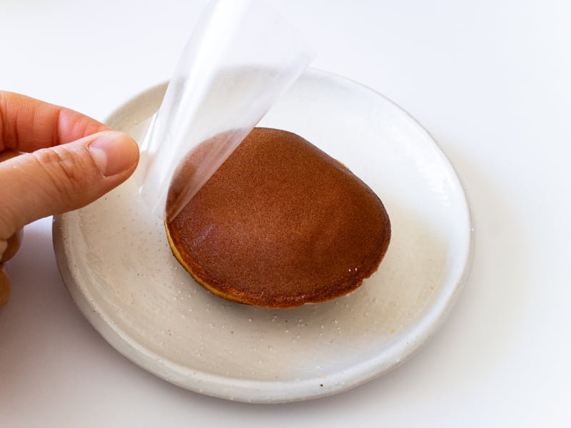 小布施堂 栗かのこどら焼き フィルムをはがすところ