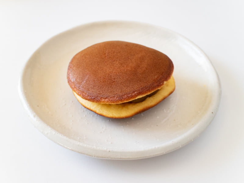 小布施堂 栗かのこどら焼き お皿に乗せたところ