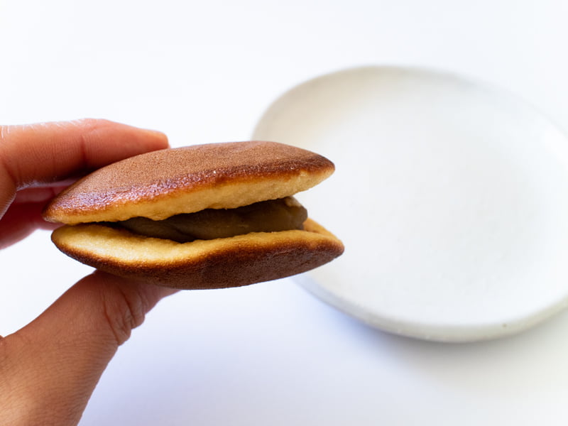 小布施堂 栗かのこどら焼き 手に持つところ