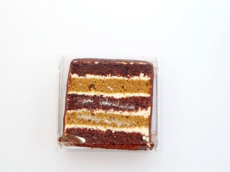 六花亭　チョコスクエア　個包装から出したところ