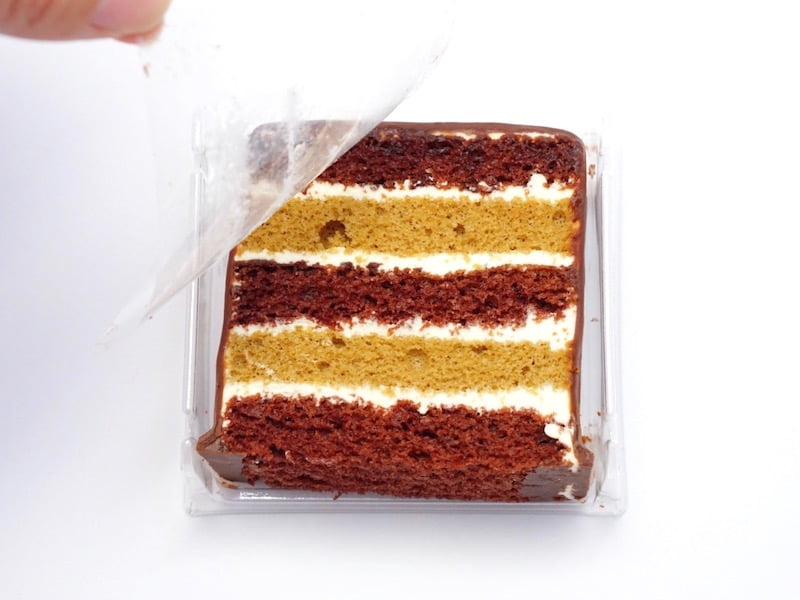 六花亭　チョコスクエア　フィルムをはがすところ