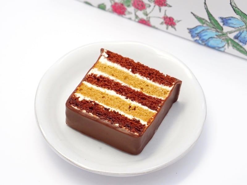 六花亭　チョコスクエア　お皿に出したところ