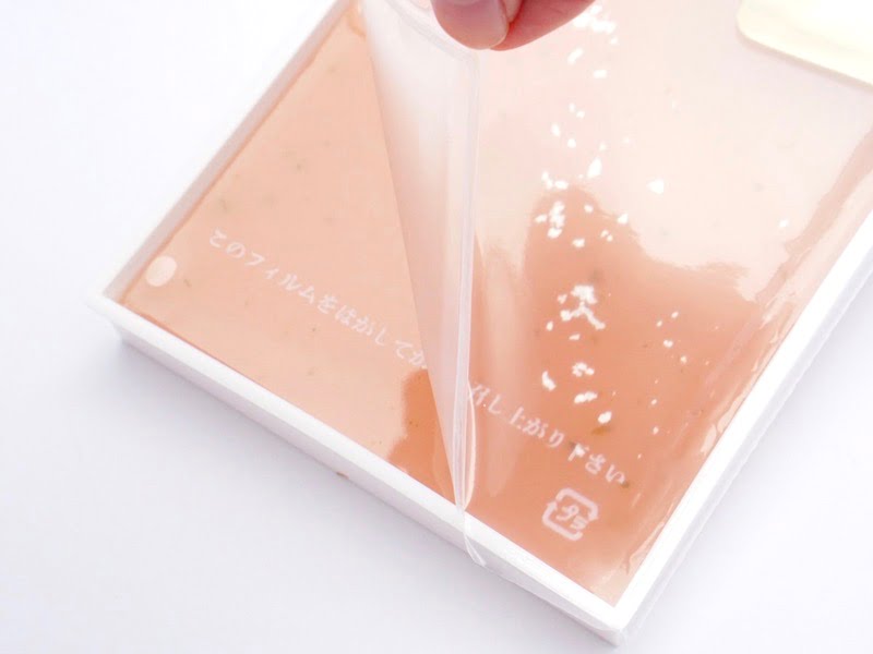 えがわ　さくら通り水羊かん　フィルムをはがすところ