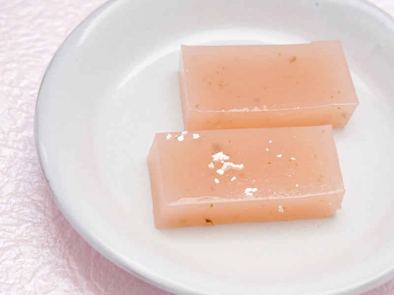 えがわ　さくら通り水羊かん　お皿に乗せたところ