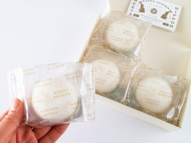 萩の調 煌ホワイトの個包装を手に取るところ