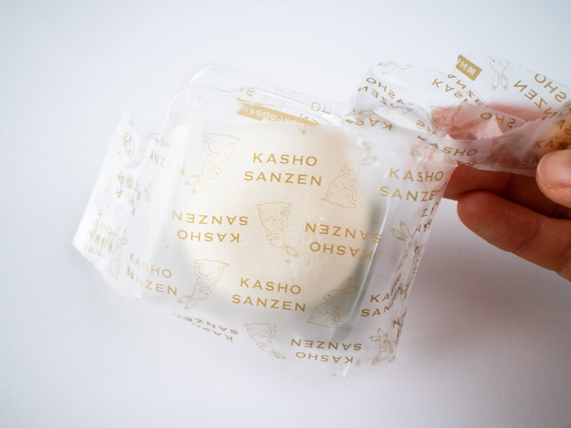 萩の調 煌ホワイト個包装を開けるところ