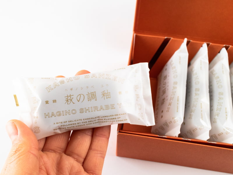 萩の調釉を手に取るところ