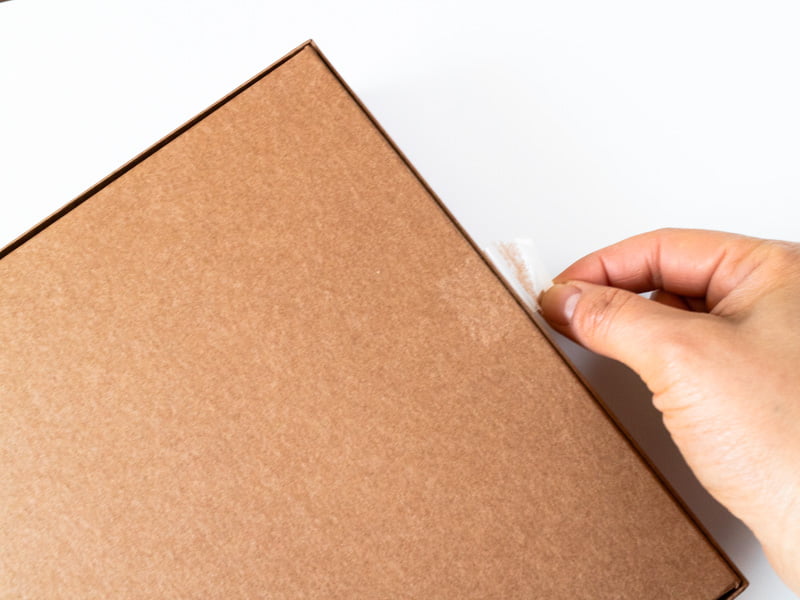 萩の調の箱を開けるところ