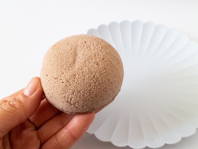 萩の調を手に取るところ