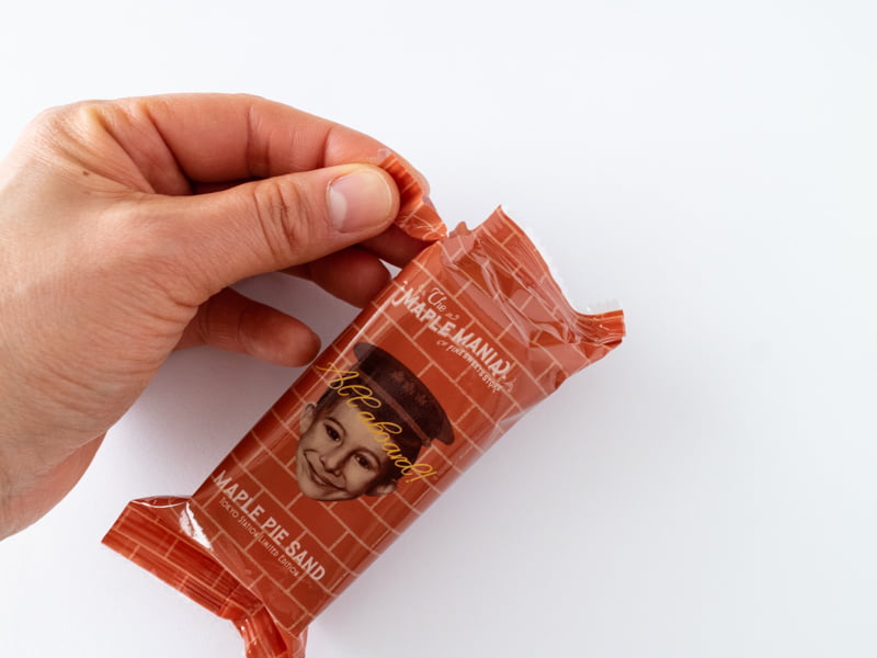 ザ・メープルマニア メープルパイサンドの個包装を開けるところ
