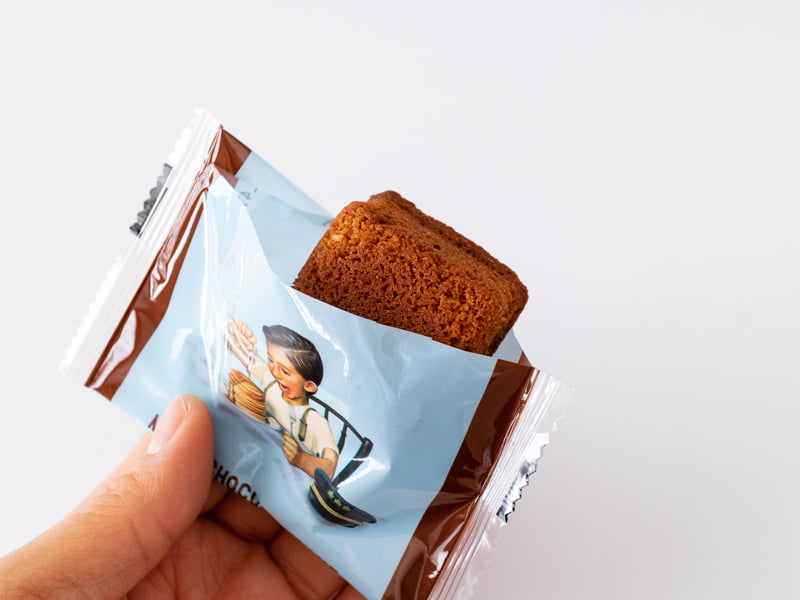 ザ・メープルマニア ショコラケーキの個包装を開けるところお皿に乗せるところ