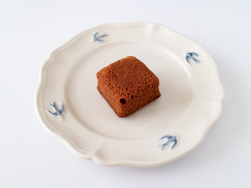 ザ・メープルマニア ショコラケーキをお皿に乗せるところ