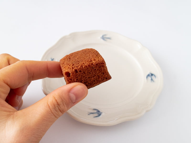 ザ・メープルマニア ショコラケーキを手に取るところ