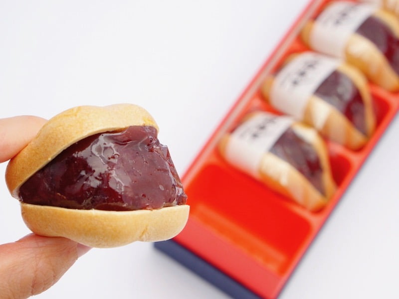 新正堂　切腹最中　透明なフィルムを剥がしたところ