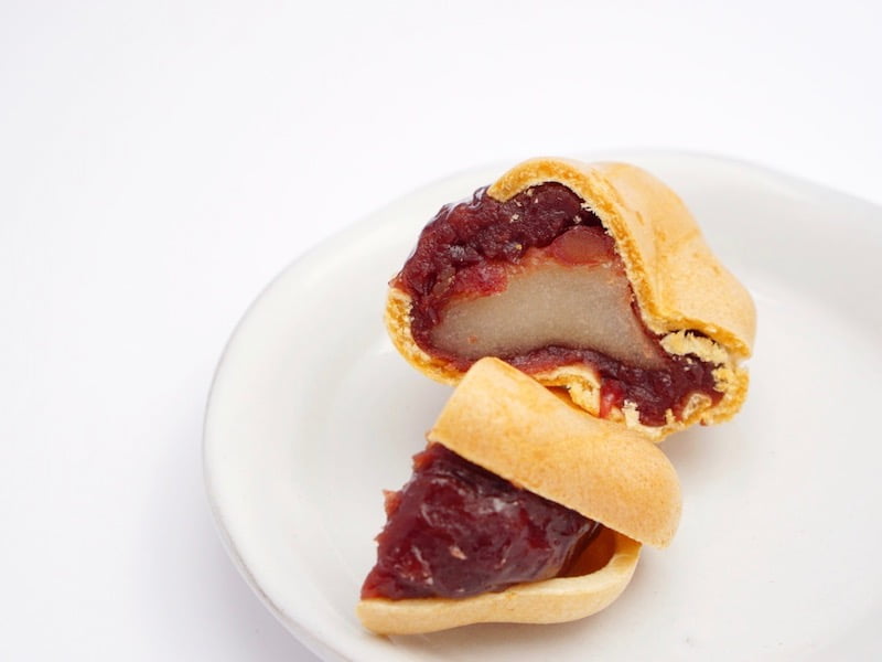 新正堂　切腹最中　割ったところ