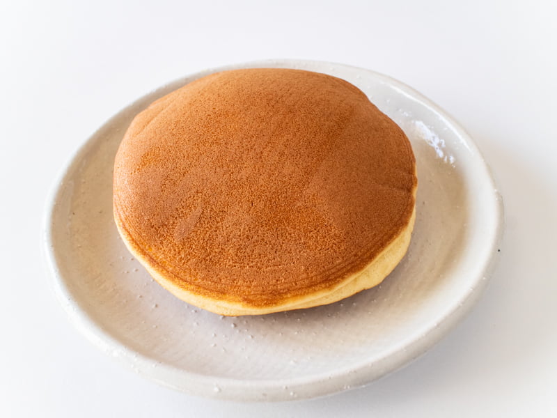 うさぎや(上野)どらやきをお皿に乗せたところ