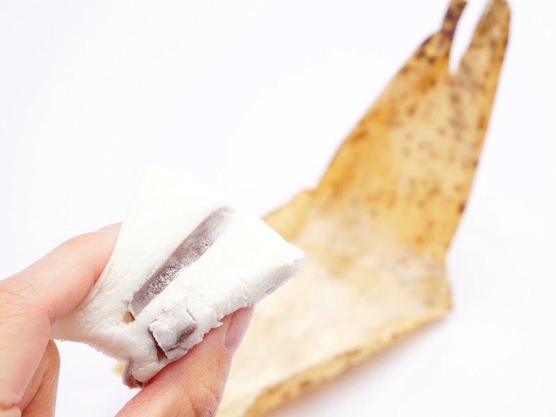 ちもと　湯もちを手に持ったところ