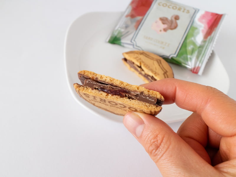 ココリスクッキーサンド・木苺の断面