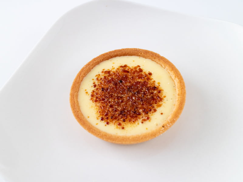 喫茶店に恋して。クレームブリュレタルトをお皿に乗せたところ