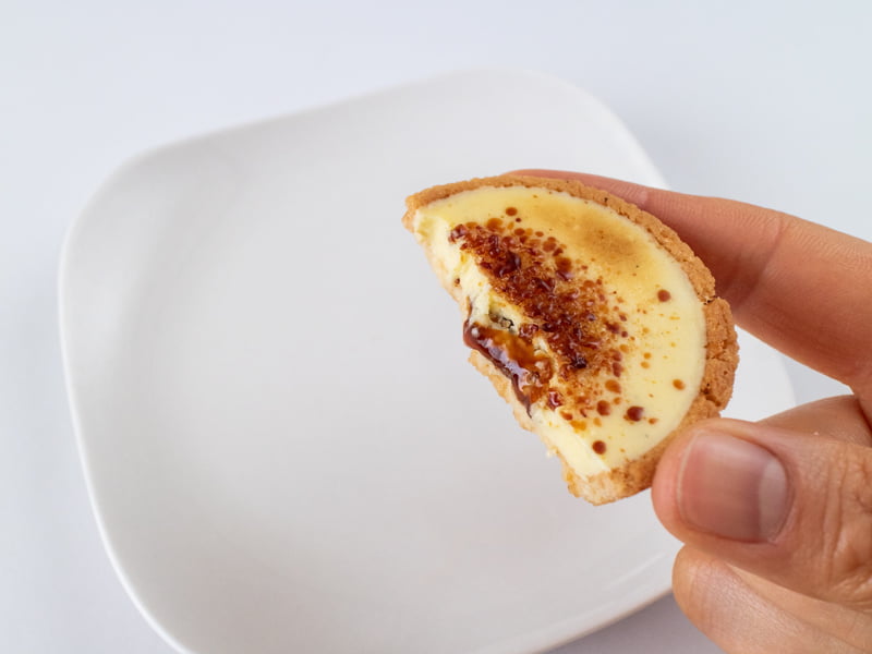 喫茶店に恋して。クレームブリュレタルト中身のカラメル