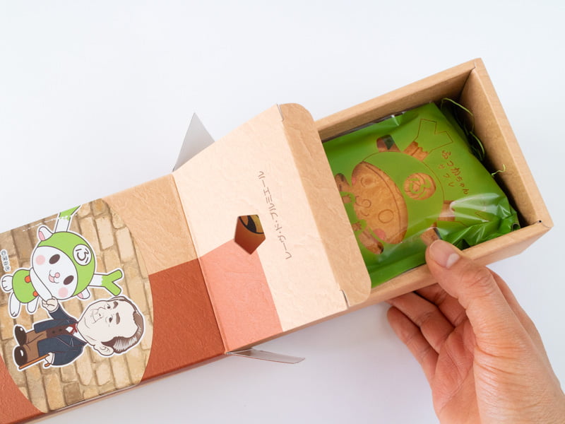 ふっかちゃんサブレ箱を開けるところ