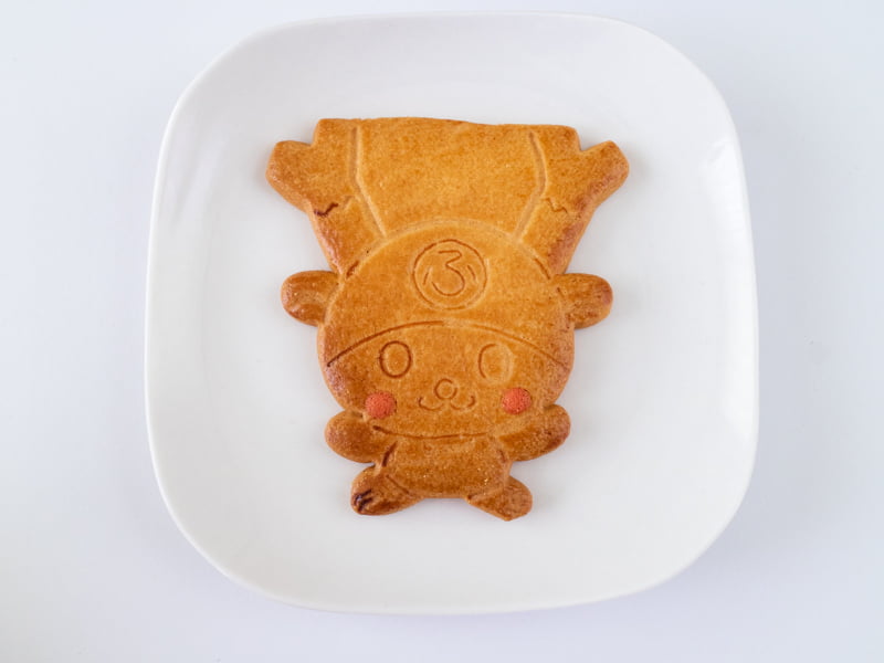 ふっかちゃんサブレをお皿にのせたところ