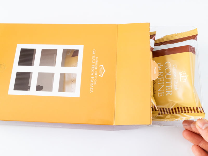 ハラダ グーテ・デ・レーヌ キャラメルショコラ箱から出すところ