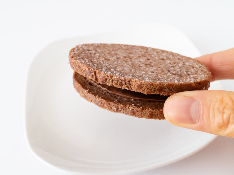 ハラダ グーテ・デ・レーヌ キャラメルショコラ手に取るところ