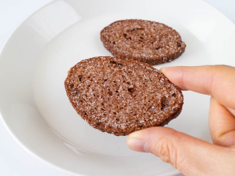 グーテ・デ・ロワ カカオを手に持つところ