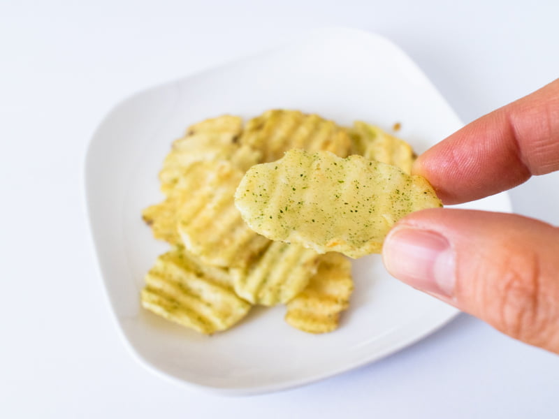 じゃがボルダ貝だしとあおさ味を手に取るところ