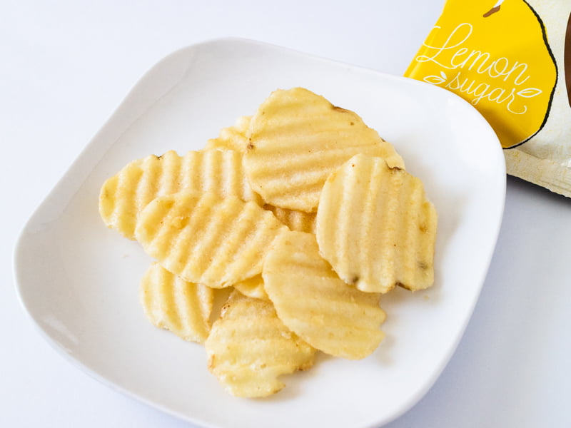 じゃがボルダレモンシュガー味をお皿に乗せたところ