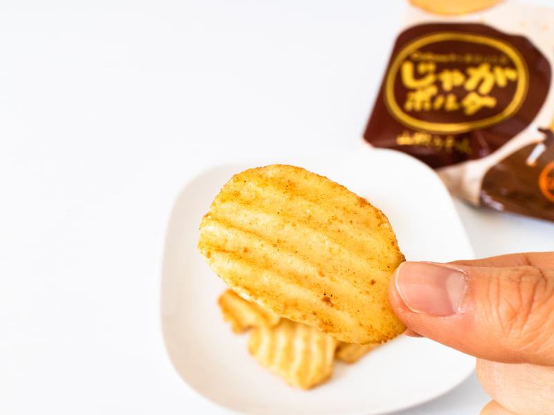 じゃがボルダ山椒みそ味を手に持つところ