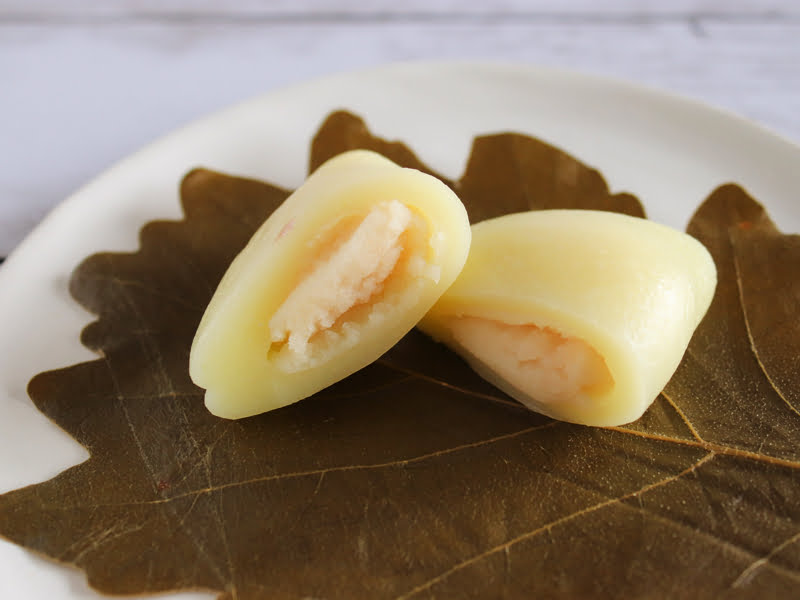 六花亭かしわ餅　みそ餡　断面