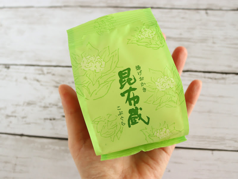 六花亭 昆布蔵　手に持ったところ