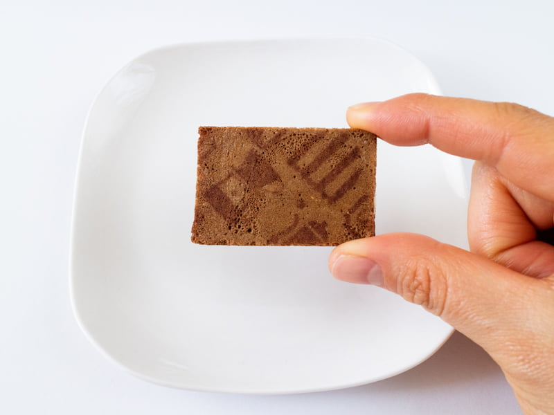 喫茶店に恋して。ティラミスショコラサンドを手にするところ