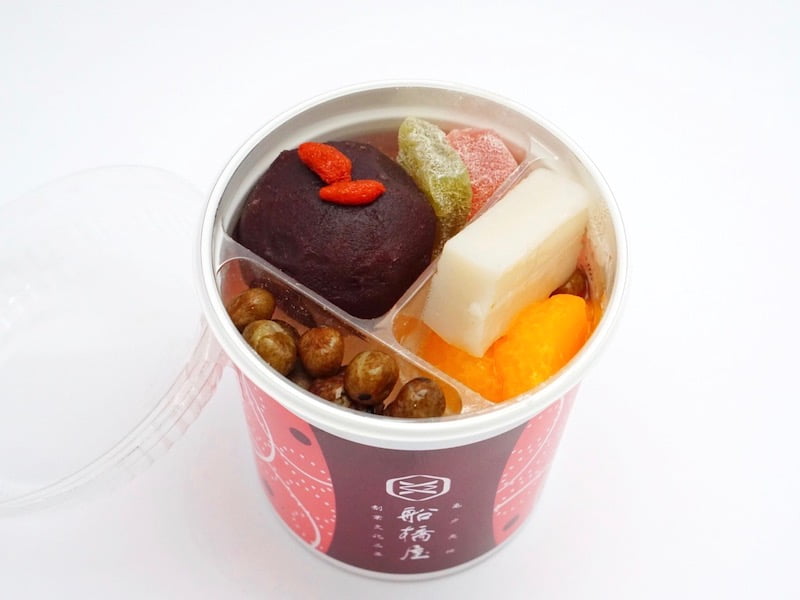 船橋屋　あんみつ　フタを開けたところ