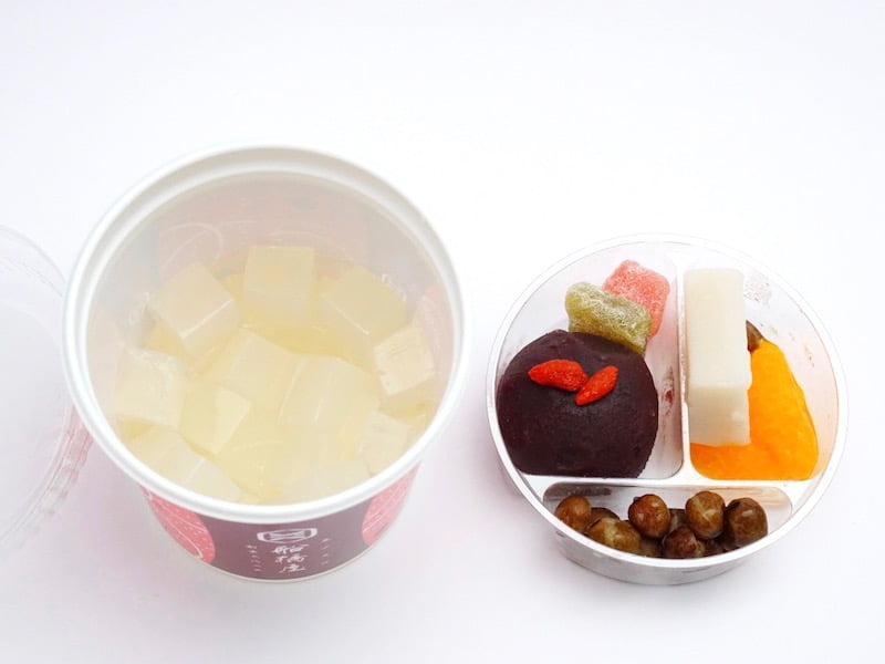 船橋屋　あんみつ　中フタを外した様子