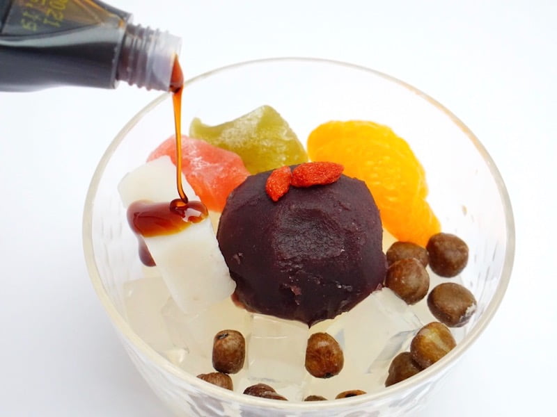 船橋屋　あんみつ　黒蜜をかけるところ