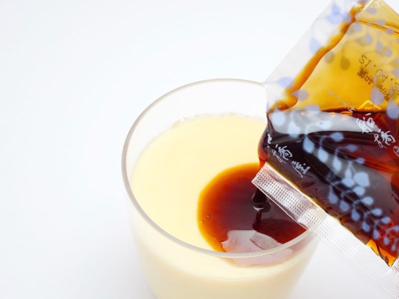 船橋屋 くず餅プリン 黒蜜をかけたところ