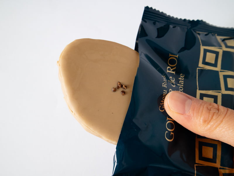 グーテ・デ・ロワ黒糖チョコレート袋から出すところ