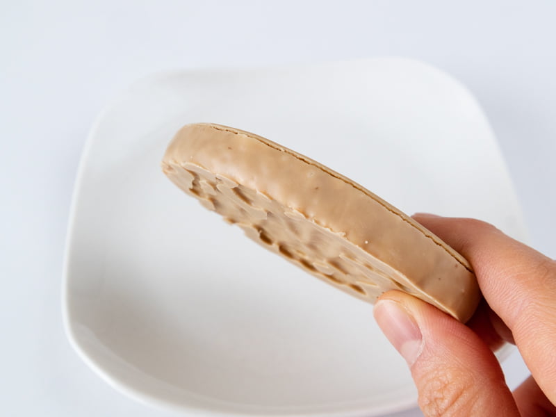 グーテ・デ・ロワ黒糖チョコレートを持つところ