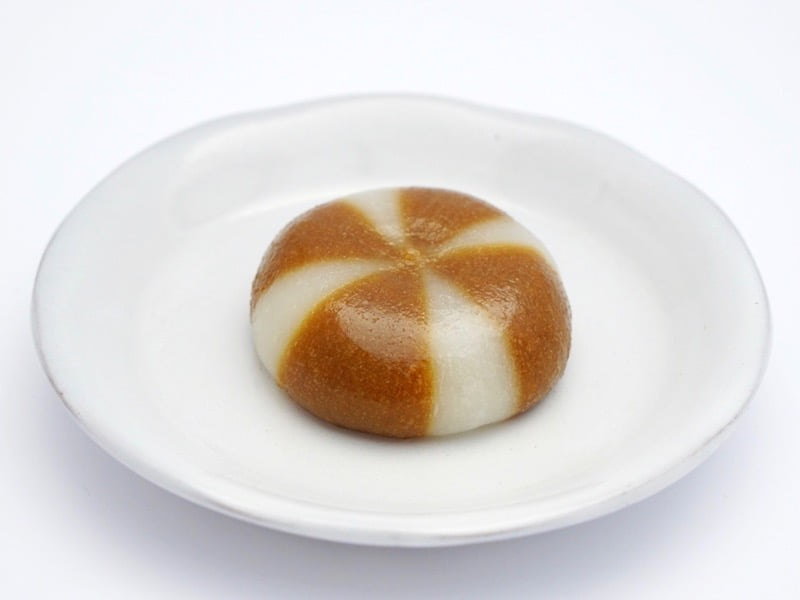 六花亭　べこ餅　お皿に出したところ