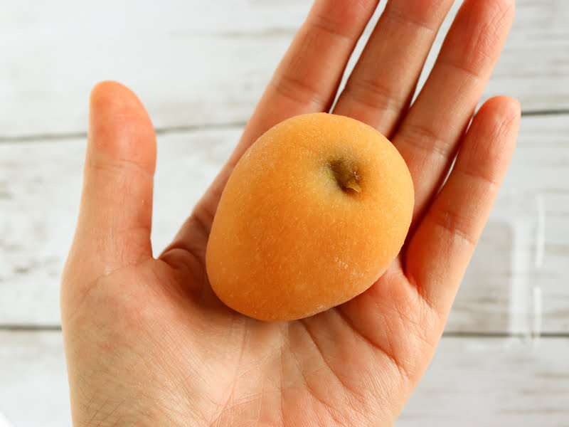 六花亭　枇杷　手のひらに乗せる