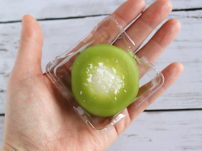 六花亭 早苗餅　手に乗せる