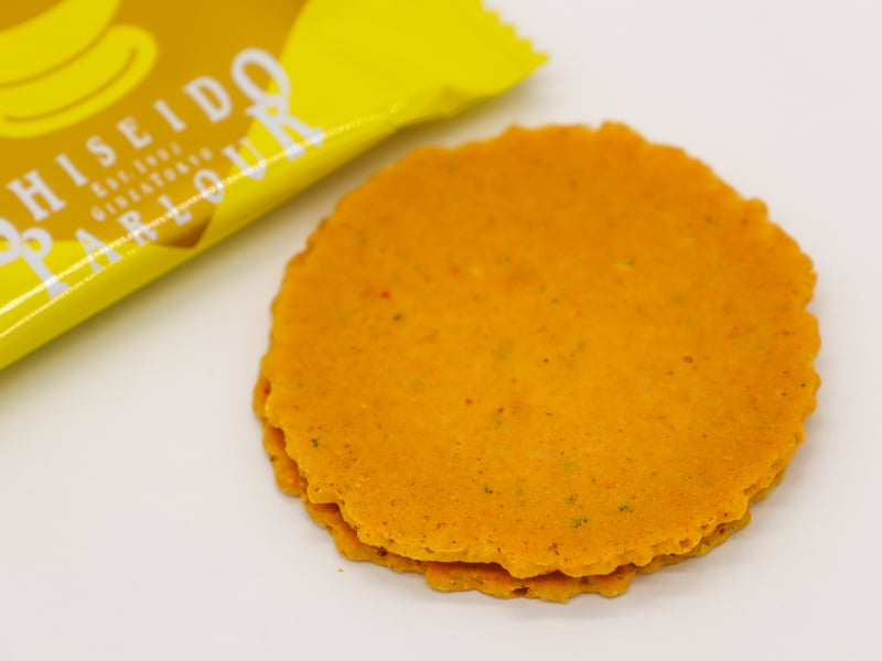 東京カリーウィッチにはパセリや赤パプリカが使われている