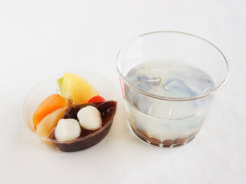 六花亭あんみつ　容器を並べる