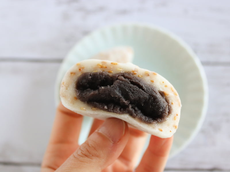 六花亭　ごま大福　手に持つ