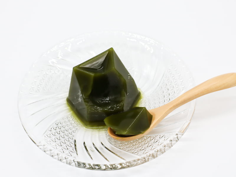 叶 匠壽庵 抹茶水羊羹を掬った写真