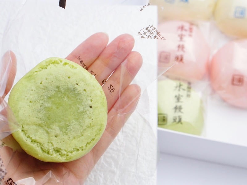 森八　氷室饅頭　個包装を開いたところ